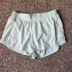 Lululemon Low rise hotty hot shorts size 10 mint